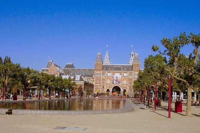 1,5 hours Amsterdam Rickshaw Tour - Rembrandtplein for city energy, Museumplein for the museum square hits