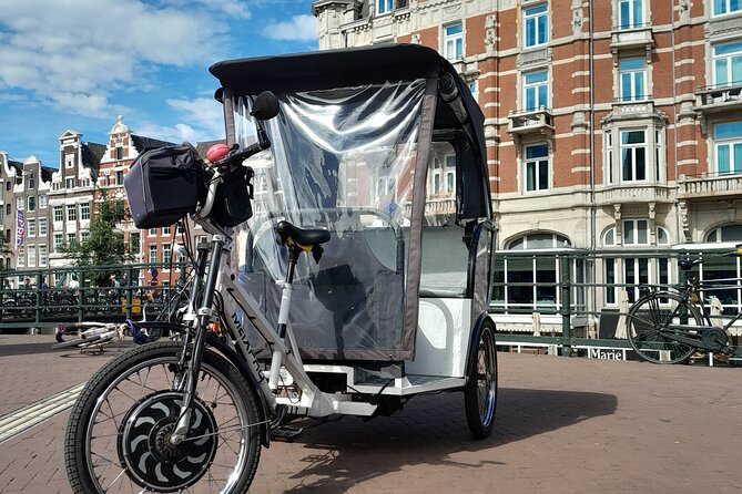 1 hour Amsterdam City Tour in Pedicab - Rembrandtplein and the Bloemenmarkt, Including the Floating Flower Market