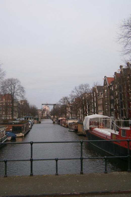 2.5-Hour Amsterdam Sightseeing Tour by Bike - Canal intersections and the Amsterdam “crossing” perspective
