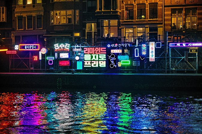 90-min Amsterdam Light Festival Tour - Drinks and cozy winter comfort that make the cruise actually pleasant