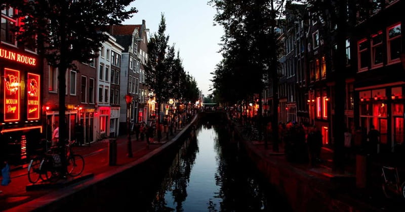 Amsterdam: 1,5-Hour Red Light District Tour - Starting in a real city, not a staged set
