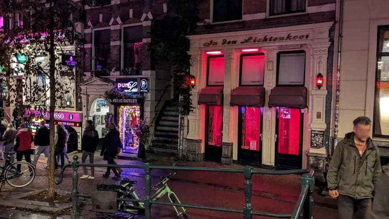 Amsterdam: 1,5-Hour Red Light District Tour - Why the tour stays at the outskirts (and how that helps you)