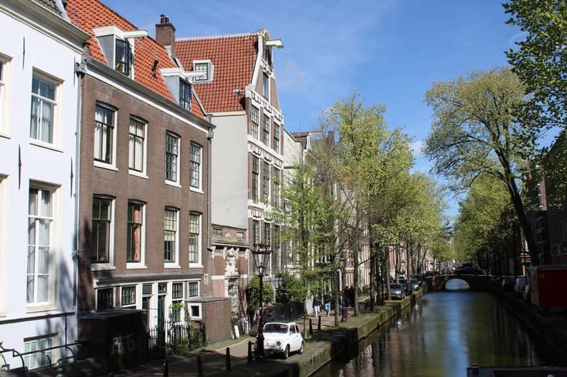 Amsterdam: 2-hour History & Culture tour with a Local - Begijnhof: the calm pocket that changes your mood