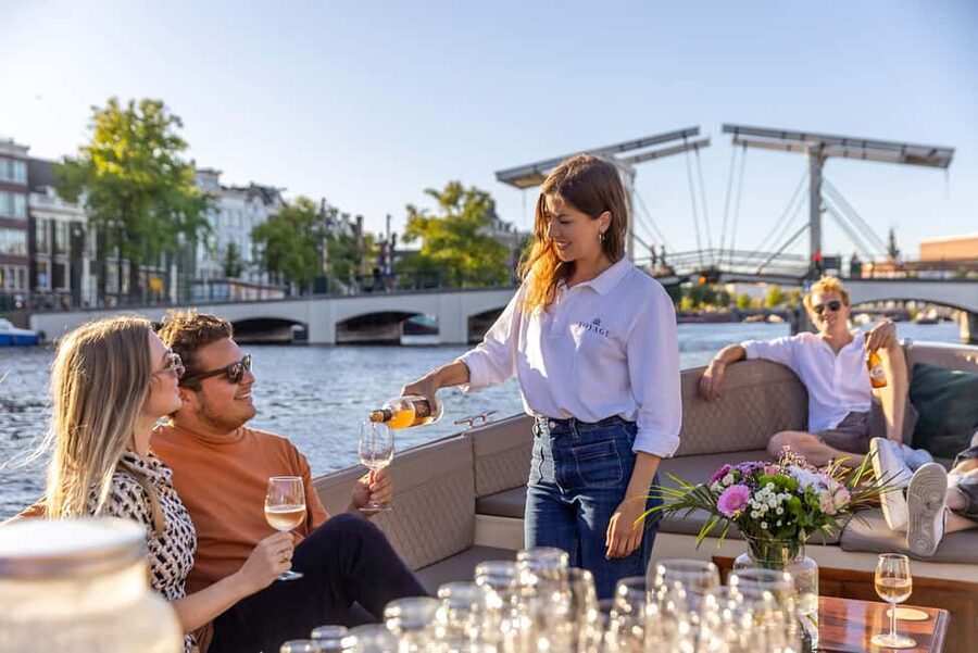 Amsterdam: 2-Hour Luxury Canal Cruise with Snacks & Drinks - Starting at d’Vijff Vlieghen: Finding the jetty fast