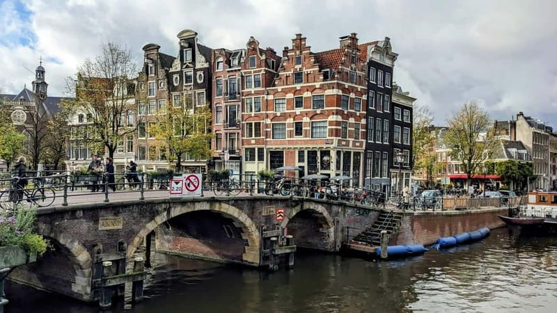 Amsterdam: 2-hour Rembrandt & Van Gogh walking tour - Finding the guide at Prins Hendrikkade 95