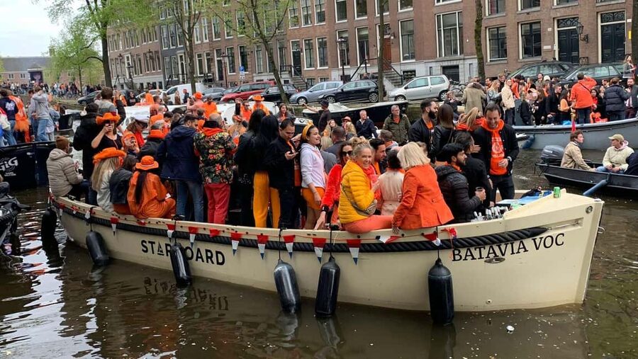 Amsterdam: 3 Hour Kings Day Boat Party with Unlimited Drinks - Music and the onboard setup: party energy without chaos control