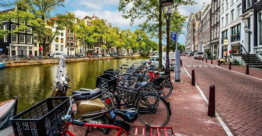 Amsterdam: 3-Hour Private Bike Tour of the City Center - Dam Square to the Westerkerk: Canal Belt Classics With a Local Thread