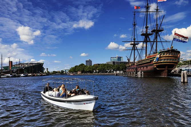 Amsterdam: 60-Minute Guided Private Canal Cruise with Drinks - Where you meet on the water at Prinsengracht 375
