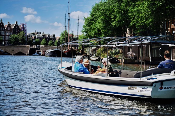Amsterdam: 60-Minute Guided Private Canal Cruise with Drinks - Live skipper commentary: the difference between facts and stories