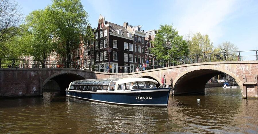 Amsterdam: 75 Minute City Canal Cruise with Audio Guide - Price and value: is $18 per person a smart buy?
