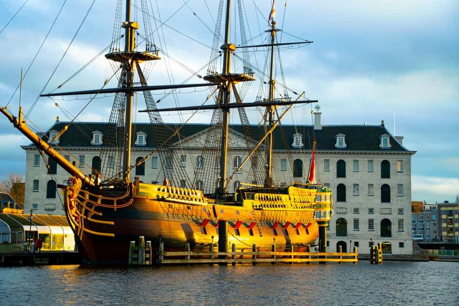 Amsterdam: 90 min Cosy Canal Cruise w. Bar & Snacks on board - Who this cruise suits best, and who should skip it