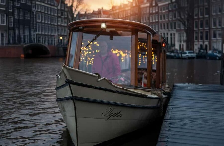 Amsterdam: 90 min Cruise with Local Guide & Unlimited Drinks - Weather, Seating, and How to Get Better Views on an Open Boat