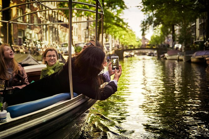 Amsterdam 90-min Private Canal Cruise with Live Guide and Drinks - What Makes This 90-Minute Private Canal Cruise Worth Your Evening