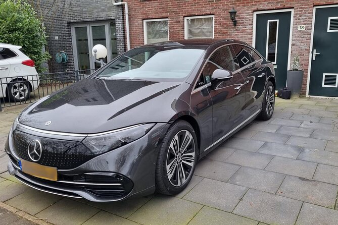 Amsterdam Airport & Non-Airport Private Transfer to City Center - Where your driver waits at Schiphol: name sign and the right door
