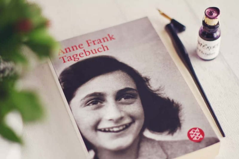 Amsterdam: Anne Frank Guided Walking Tour in DE/EN/IT/ES - Nieuwmarkt Square to Zuiderkerk, where commerce meets control