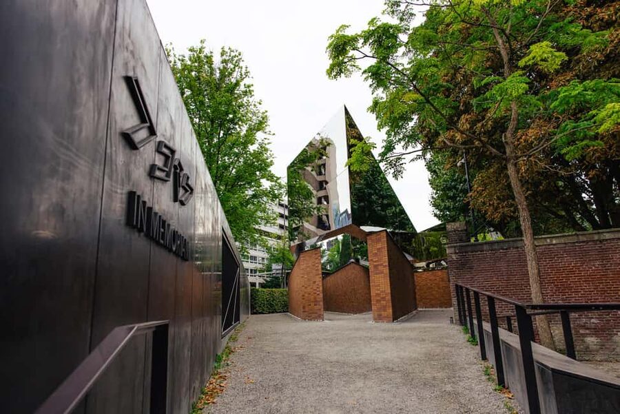 Amsterdam: Anne Frank Guided Walking Tour in DE/EN/IT/ES - The Dokwerker and the National Holocaust Names Monument, finishing with memory