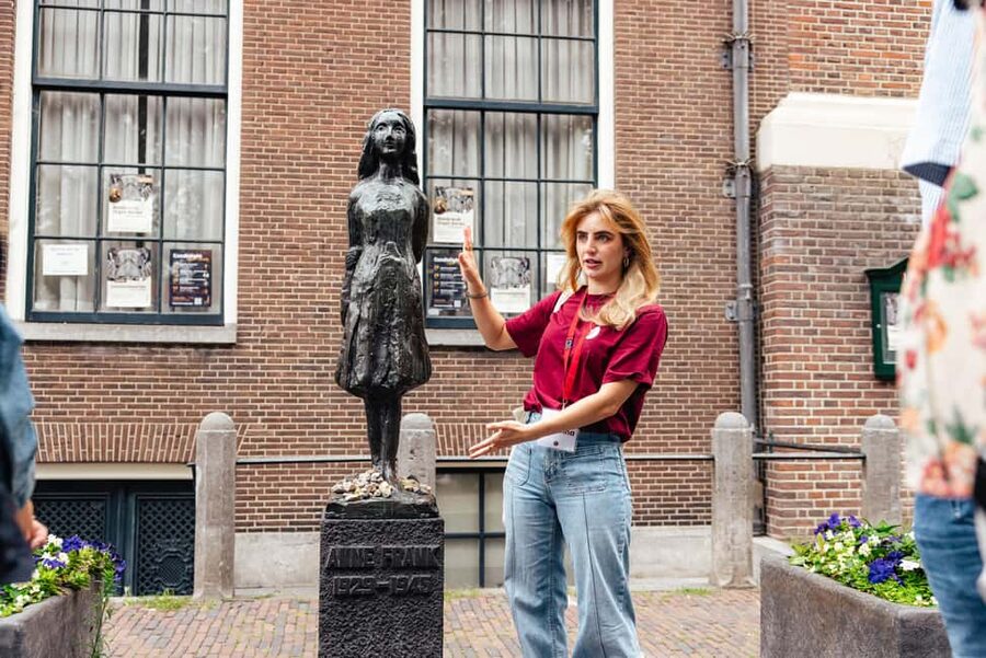 Amsterdam: Anne Frank Guided Walking Tour in DE/EN/IT/ES - Anne Frank diary excerpts: the guide’s job is the tone