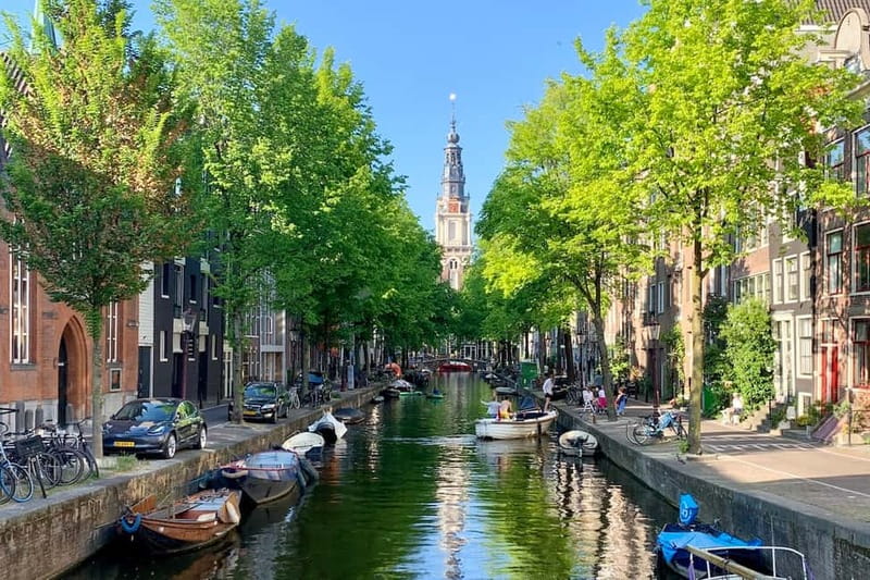 Amsterdam: Anne Frank Guided Walking Tour in DE/EN/IT/ES - Meeting at De Waag, then heading straight for the heart of Nieuwmarkt