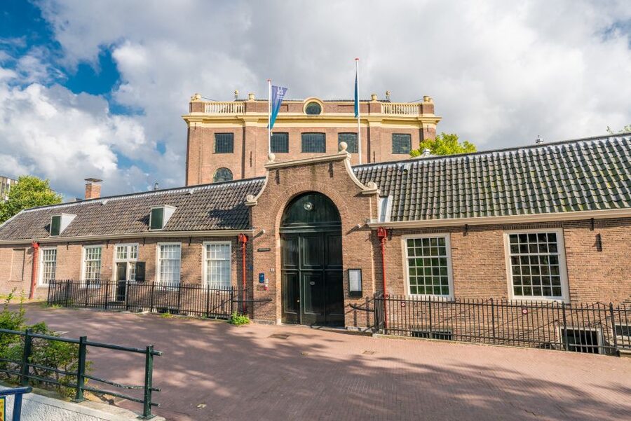 Amsterdam Anne Frank: Small-Group Walking Tour & Local Guide - Starting at the Portuguese Synagogue, a Working Landmark