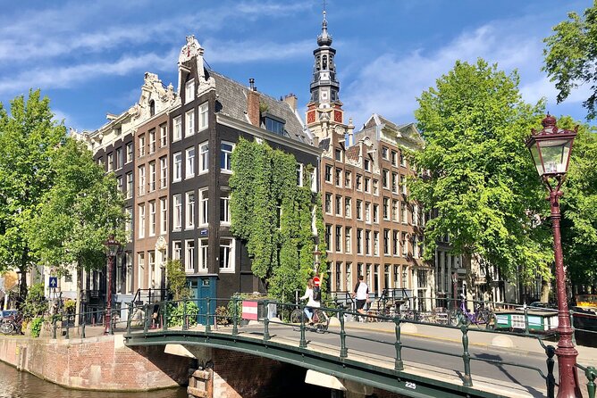 Amsterdam : Anne Frank Tour in EN/DE/IT/ES - Stop 1 and 2: De Waag and Nieuwmarkt set the neighborhood context