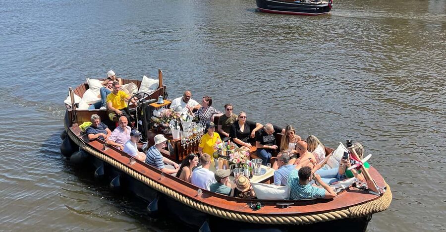Amsterdam: Boat Tour with Optional Unlimited Drinks - Sound, photos, and the one thing I’d plan around: your fellow passengers