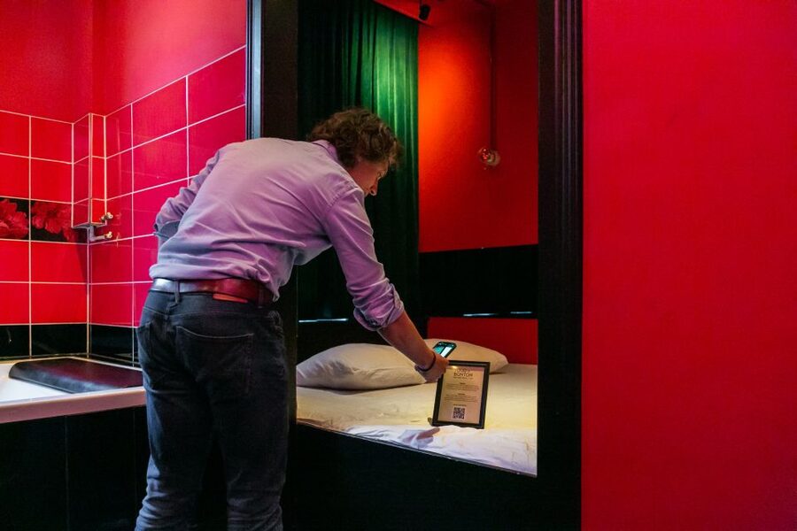 Amsterdam: Brothel Tour with Sex Worker Guide - Finding BonTon, a canal-house club that is not the usual Red Light stop