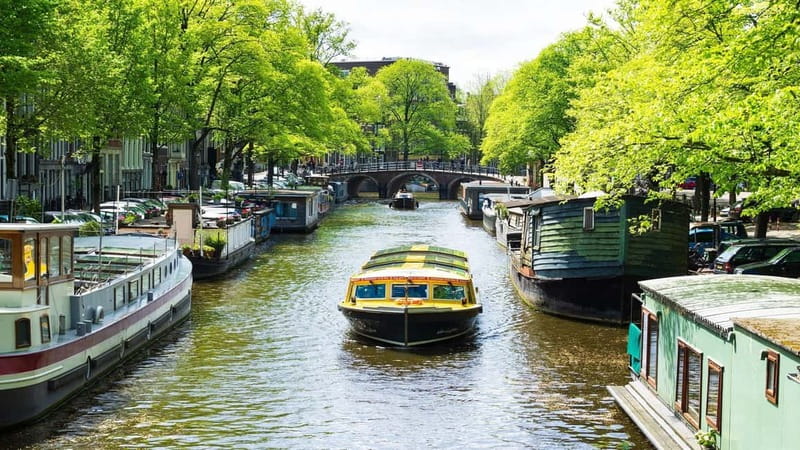 Amsterdam: Burger Cruise - Burgerbar & Canal Cruise - Skipper stories in English, plus an audio guide if you want more