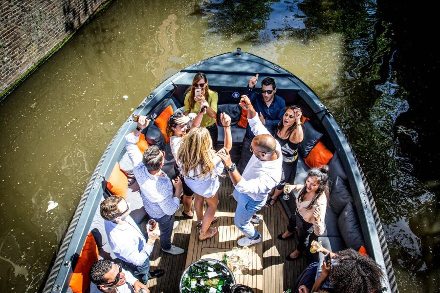 Amsterdam: Canal Belt Private Beer Boat Tour - The beer plan: 4 free beers per person (and how to make them count)