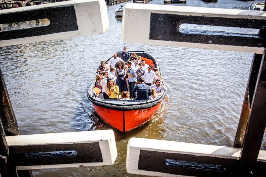 Amsterdam: Canal Belt Private Beer Boat Tour - Seeing Amsterdam from canal level: what you’ll notice most
