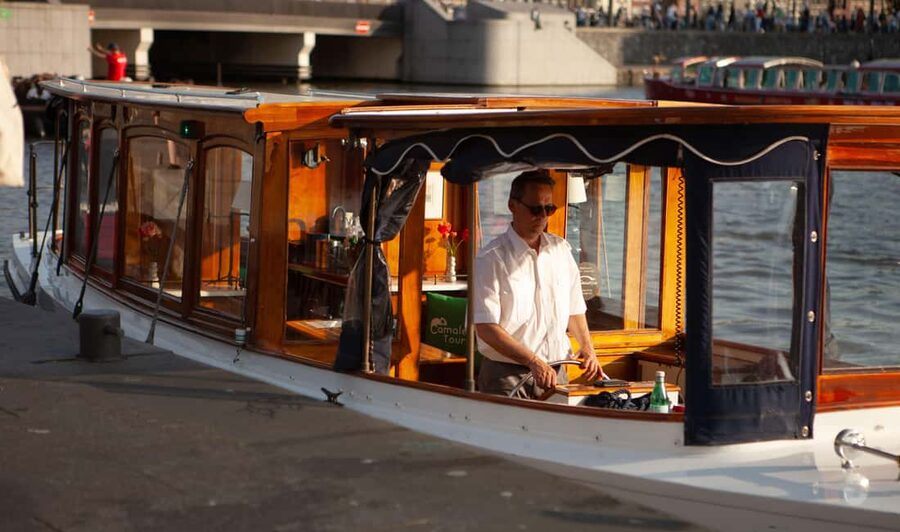 Amsterdam Canal Boat Ride with a Spanish-speaking Guide - Sunset light on water: making it worth the hour