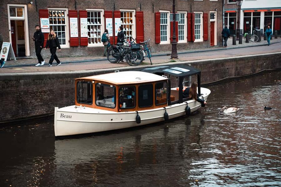 Amsterdam Canal Boat Tour with Live Guide - Daytime or evening: choosing the mood of the canals