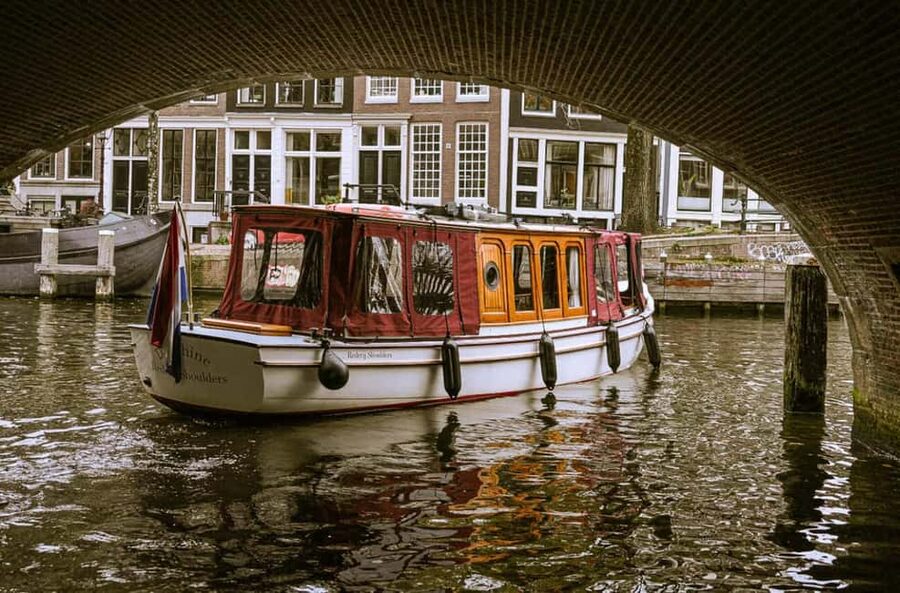 Amsterdam Canal Boat Tour with Live Guide - How the route avoids the usual tourist bottlenecks