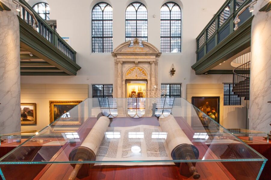 Amsterdam: Canal Cruise and Jewish Cultural Quarter Tickets - Entering the quarter at the Portuguese Synagogue