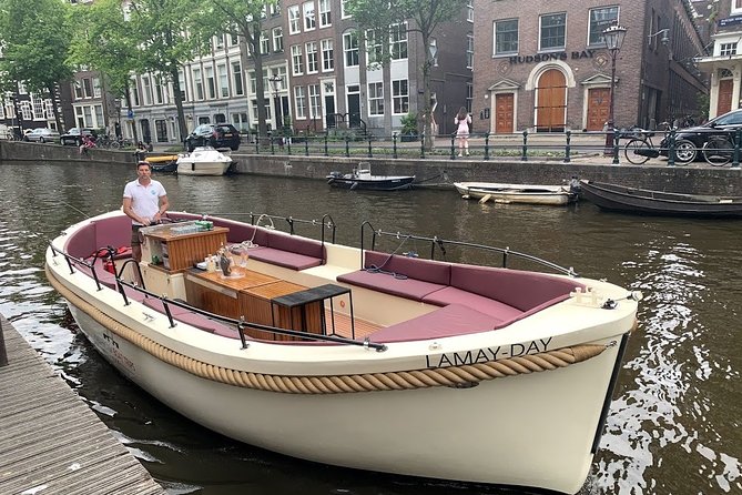 Amsterdam canal cruise in open boat – Guided tour - The host and skipper style: why it makes or breaks the hour