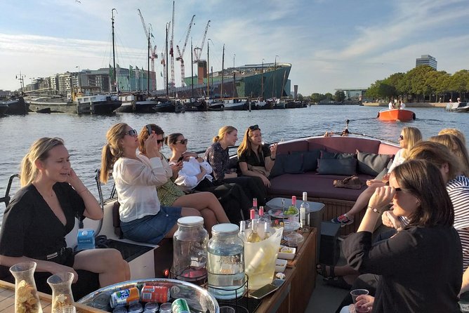 Amsterdam canal cruise in open boat – Guided tour - The boat experience: electric, open-air, and built for looking