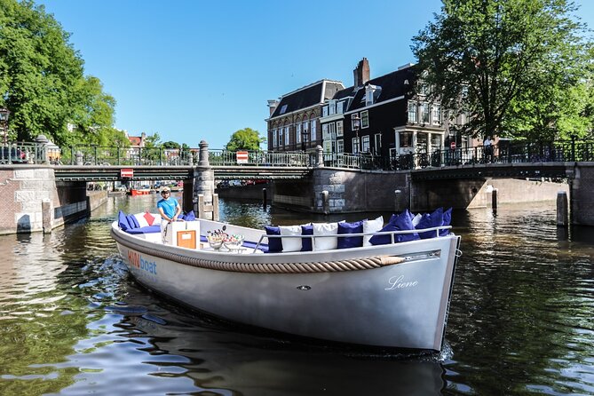 Amsterdam Canal Cruise in Open Boat with Unlimited Drinks Option - Comfort Tips: Blankets, Light Rain, and Where You’ll Feel It