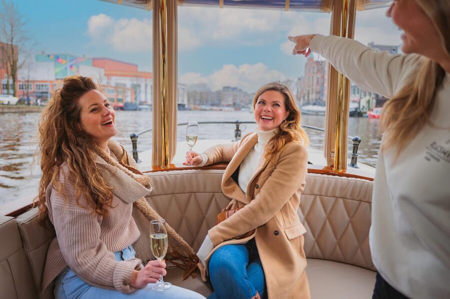 Amsterdam: Canal Cruise with Bubbles & Bites - The people make it: skipper talk and guide energy