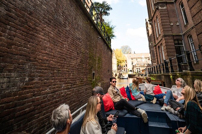Amsterdam Canal Cruise with Live Guide and Two Drinks - Price and value: is about $32.58 fair for a guided, drink-included cruise?