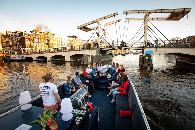 Amsterdam Canal Cruise With Live Guide and Unlimited Drinks - Comfort Through Weather: Open-Air Summer, Heated Winter Seats