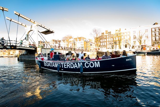 Amsterdam Canal Cruise With Live Guide and Unlimited Drinks - What the Live Guide Actually Adds (Beyond Just Pointing at Sights)