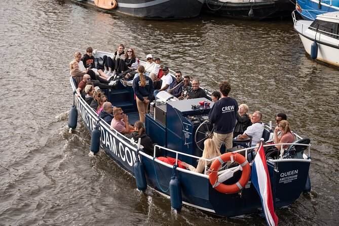 Amsterdam Canal Cruise with Live guide & Two drinks - Central St. - Live guide moments: facts without turning into a lecture