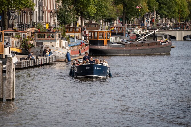 Amsterdam Canal Cruise with Live guide & Two drinks - Central St. - Rain, weather, and how to plan for the one-hour reality