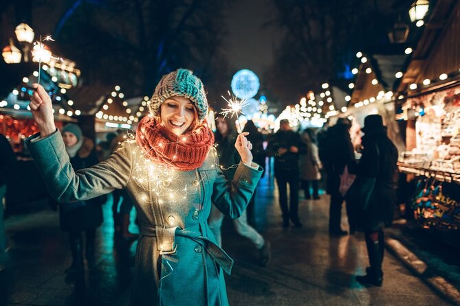 Amsterdam Christmas Walk with hot drink and Dutch treat - Dam Square and Spui: your first dose of holiday Amsterdam