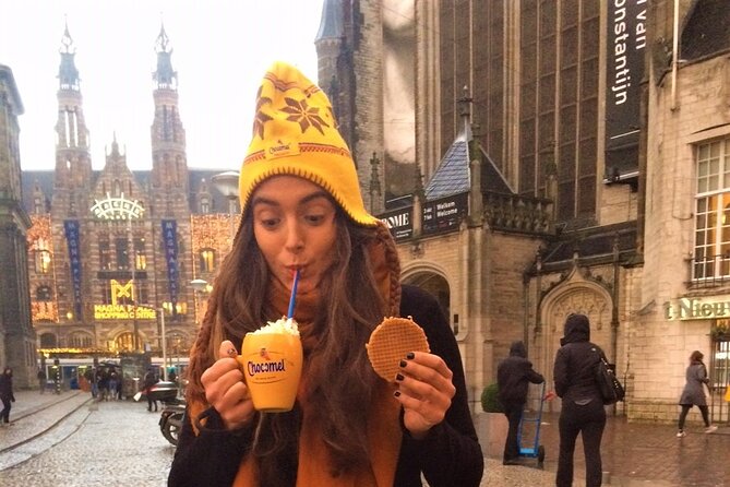 Amsterdam Christmas Walk with hot drink and Dutch treat - The UNESCO Canal Belt for 40 minutes of winter views