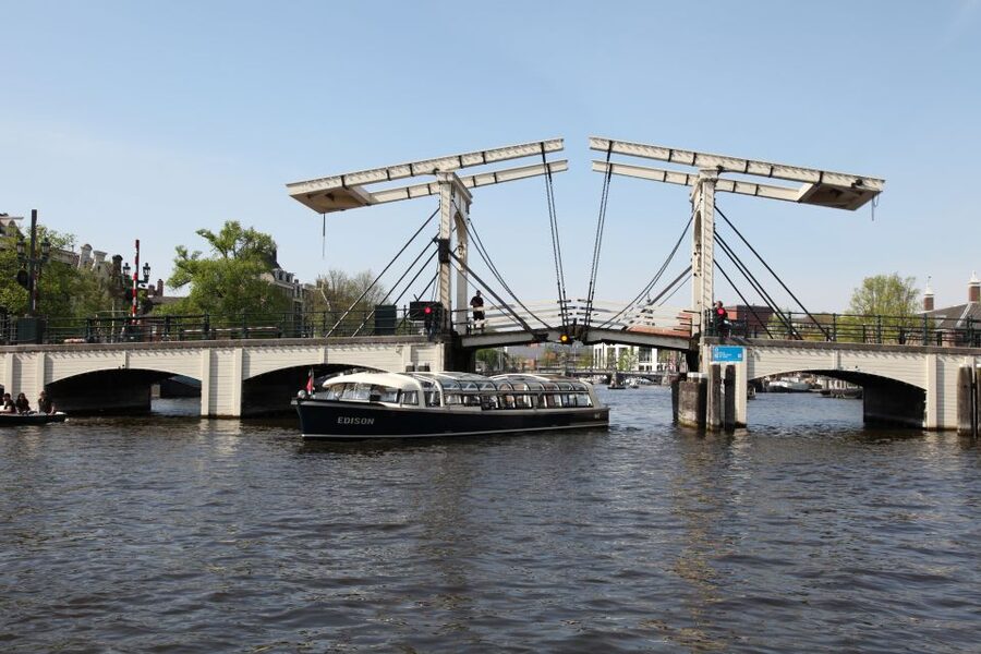 Amsterdam: City Canal Cruise & Straat Museum - Audio Commentary in 19 Languages: How to Use It Without Tuning Out
