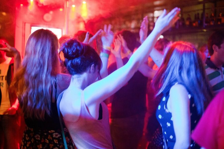 Amsterdam: City Center Bar Crawl and Nightlife Experience - Price and logistics: the small costs that can add up
