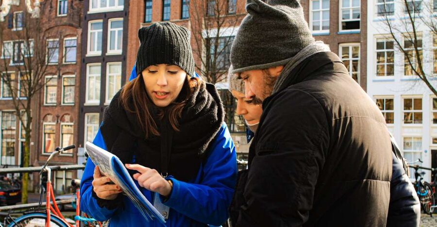 Amsterdam: City Center Walking Tour in italian - Meeting at Dam Square, finding the guide in seconds