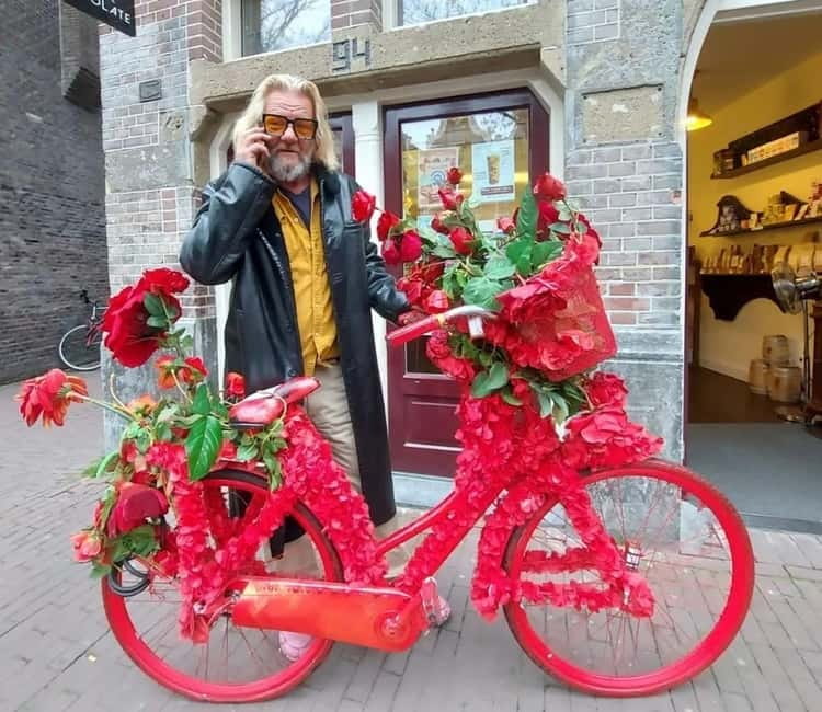 Amsterdam: City Centre, Guided Bike Tour on Flower Bikes - Getting started near Central Station, and what to watch for on bike streets
