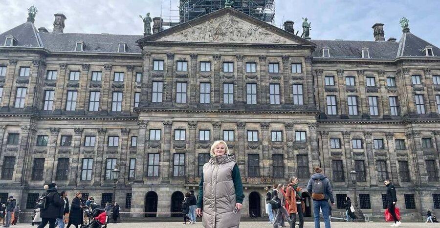 Amsterdam: City Highlights Walking Tour - From Amsterdam Centraal to Damrak, a fast way to orient yourself