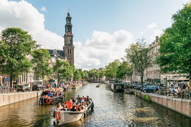 Amsterdam Classic Saloon Boat Canal Cruise with Live Guide - A one-hour cruise that gives you quick bearings